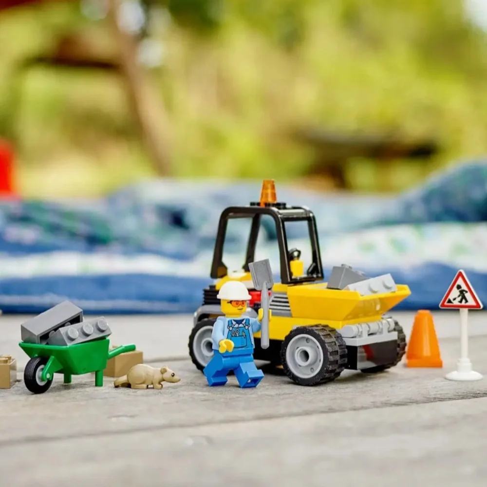 Retired LEGO City Set 60284: Roadwork Truck